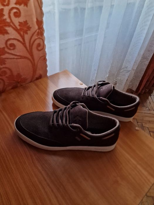 Adidasi sport eleganti.