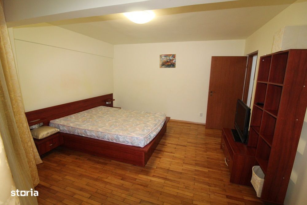 Vând apartament 4 camere în Hunedoara, Micro5/1-Poștă, parter înalt...