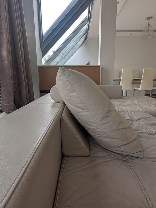 Бял диван с мека естествена кожа