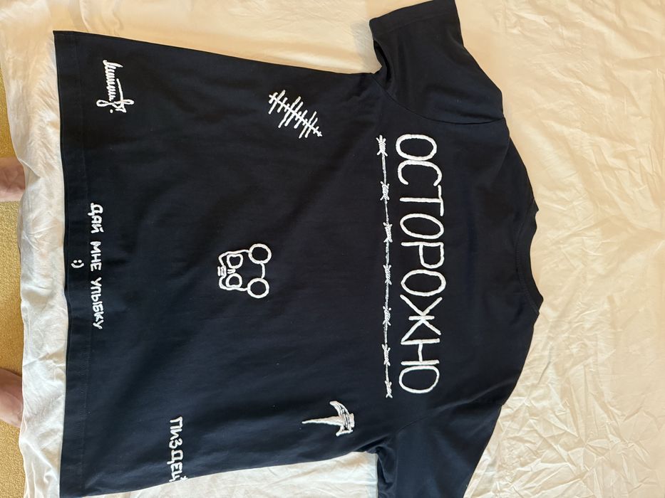 Тениска с къс ръкав с релеф принт