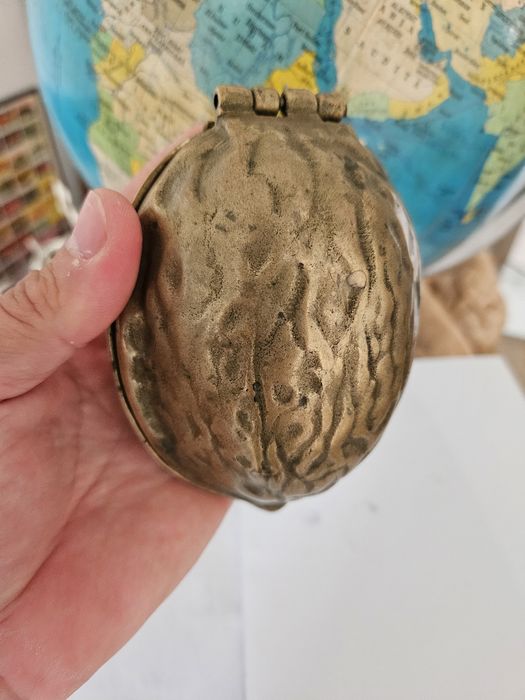 Cutie de bronz în forma de nuca , spărgător de nuci