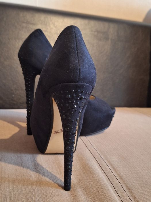 Елегантни дамски обувки с висок ток.