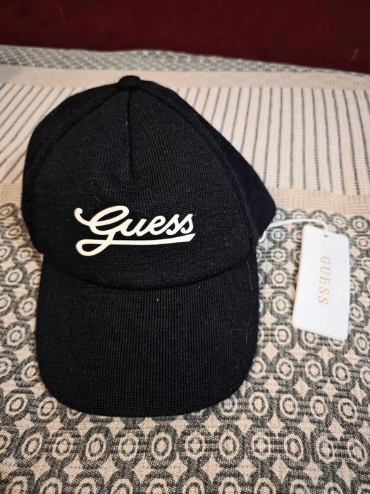 Есенно-зимна шапка Guess