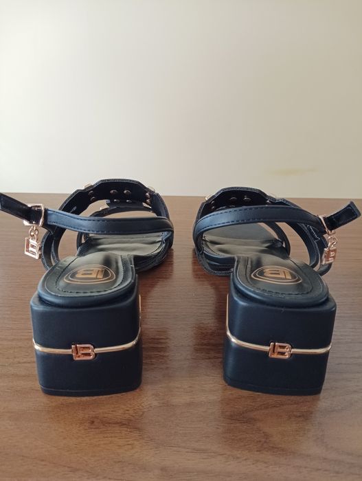 Чисто нови обувки,никога не са носени!