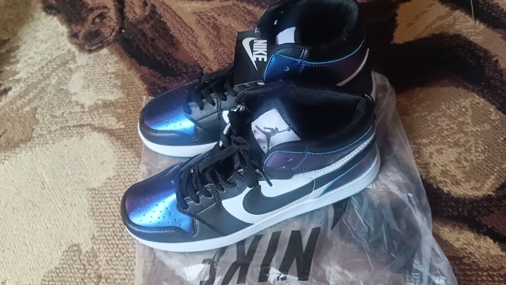 Здравствуйте продам кросовки