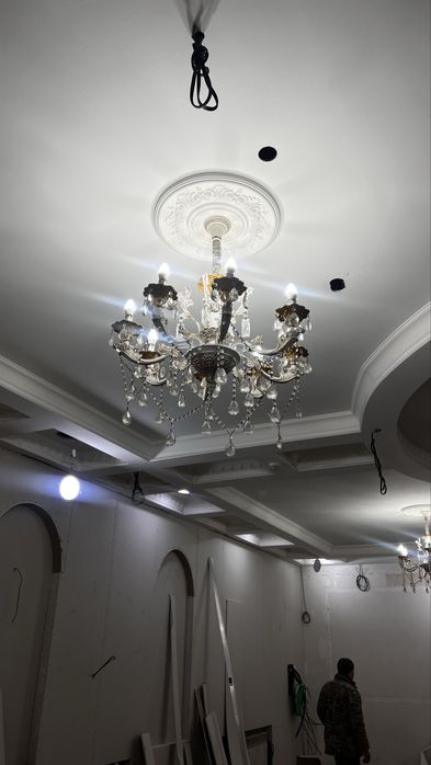 Продам люстру в зал очень подходит