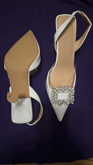 Pantofi stileto albi