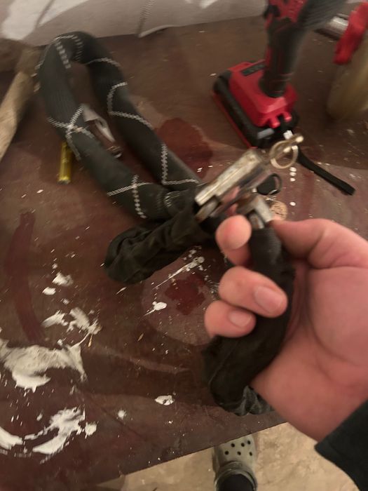 Два броя заключвалки за скутер