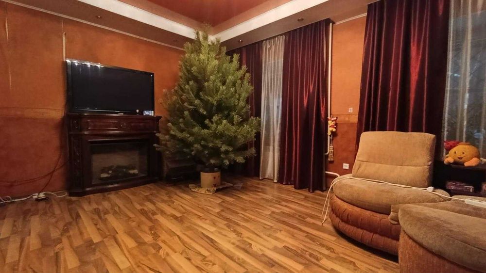 Продается 2-х этажный дом в центре города.