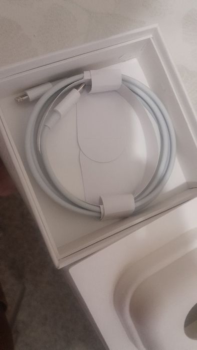 Продам наушники airpods
