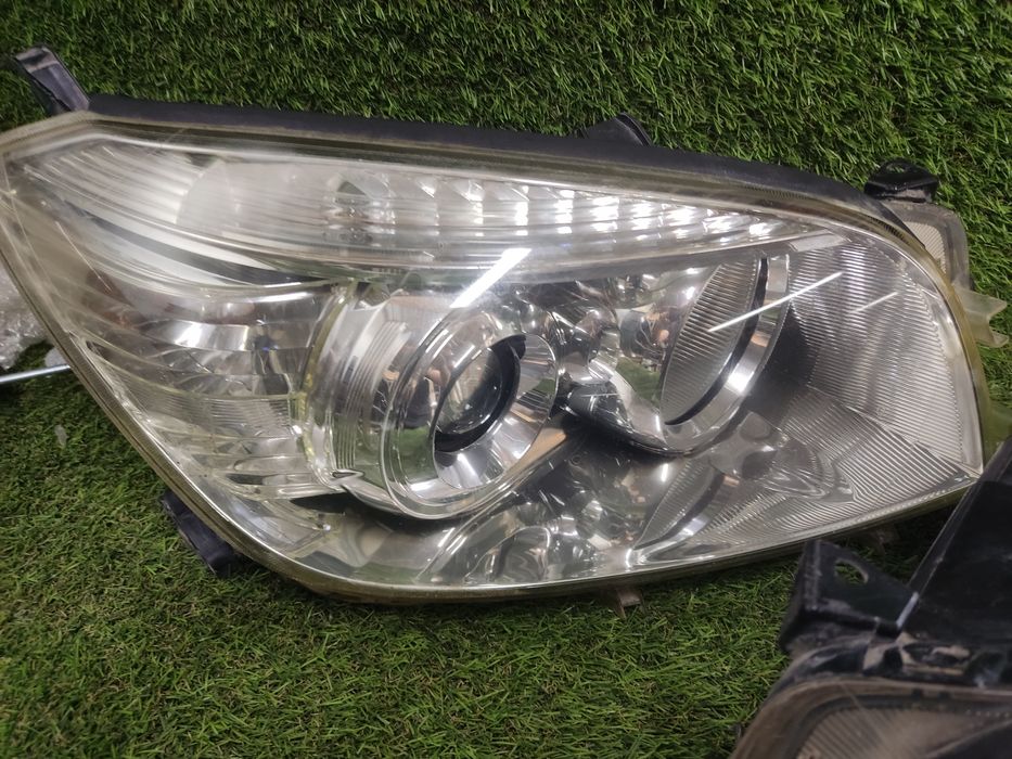 Фары Toyota RAV4