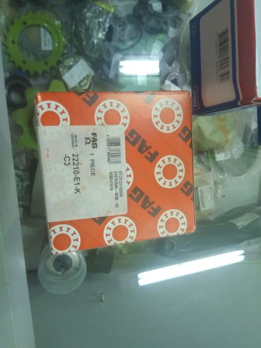 Продават се всички лагери налични от склада на магазин на едро.