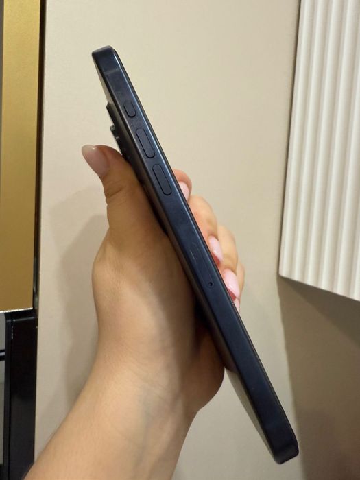 Продаю Айфон 15 про мах