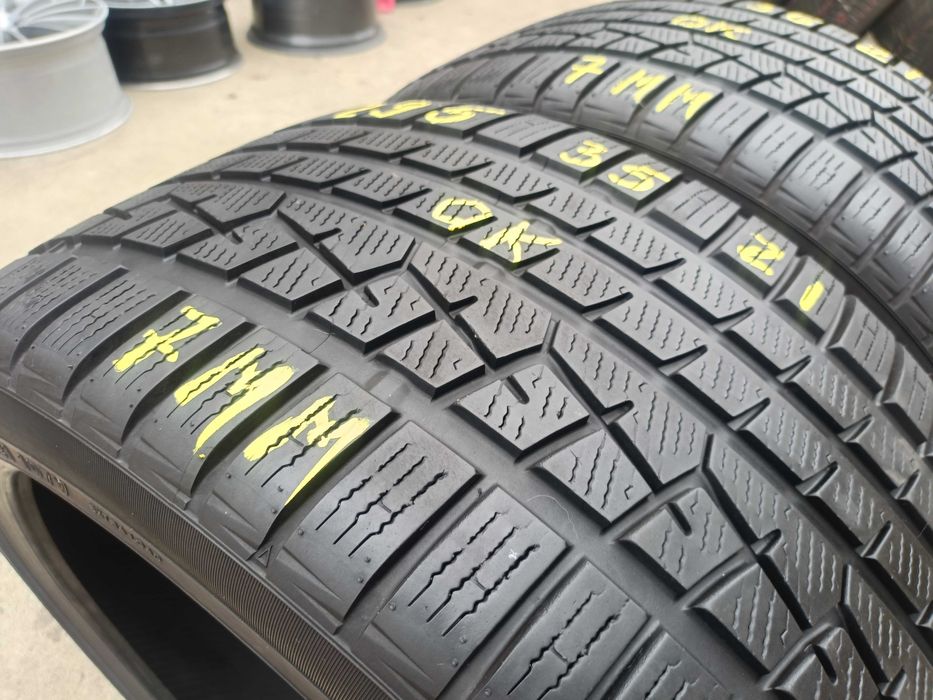 Doua anvelope iarna 295 35 21 yokohama W drive profil de 7 mm