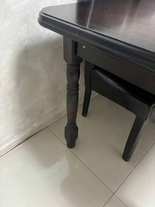 Masă din lemn masiv cu 6 scaune