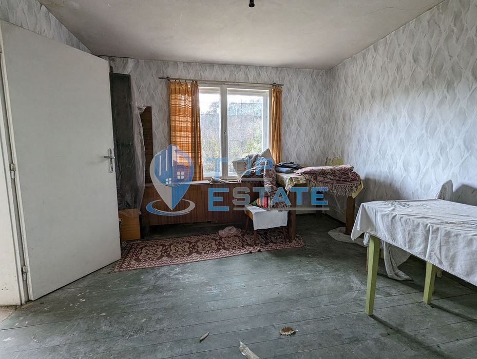 Къща с голям двор в село Вонеща вода