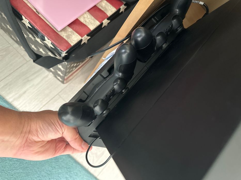 Vand PS4 cu 5 jocuri pe cd