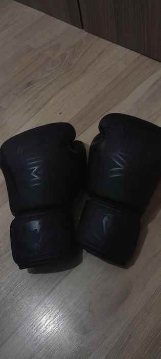 Боксёрский перчатки и шлем