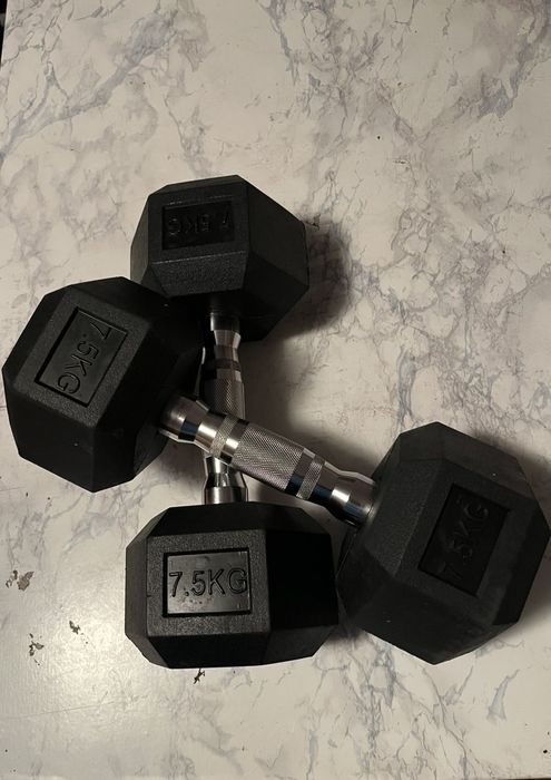 Черни шестоъгълни дъмбели със сребристи, назъбени дръжки 2бр по 7,5 кг