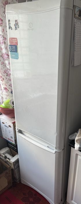 Продам холодильник Indesit