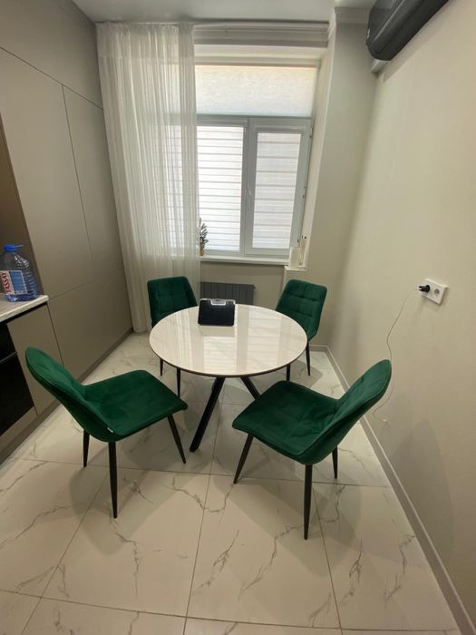 Продам 6 зелёных стульчиков, бархат