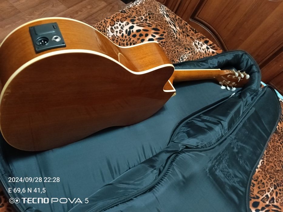 Продается ЧЕХОЛ утеплённый для гитары в отличном состоянии и качестве.