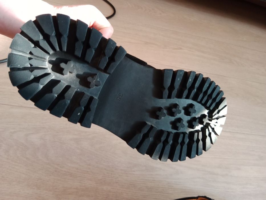 Продаю ботинки женские