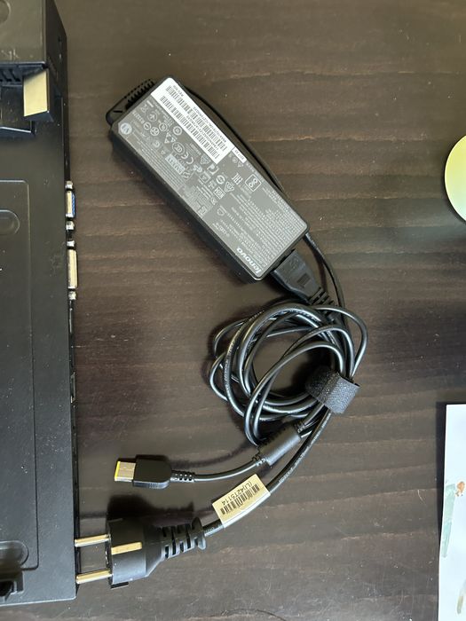 Продавам докинг станция Lenovo ThinkPad Pro Dock със захранващ кабел
