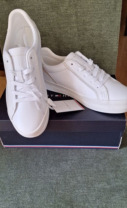 Tommy Hilfiger нови сникърси/маратонки, размер 39