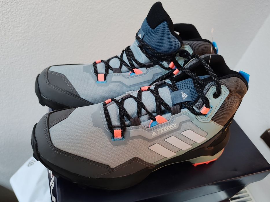 Vind ghete Terex Adidas mărimea 45  și 44.5 46