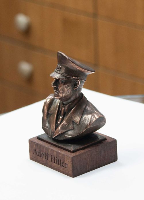Бюстове на диктатори-Хитлер,Сталин