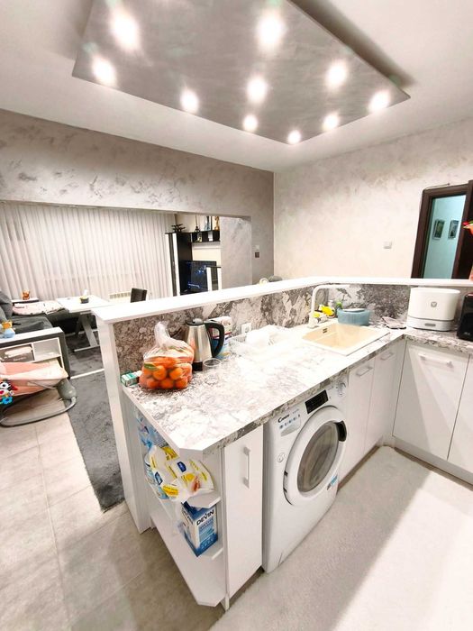 Продавам тристаен апартамент в центъра на гр. Перник