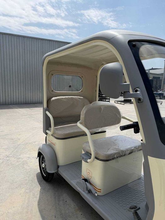 yopiq kabinali uch g‘ildirakli elektr Skuter