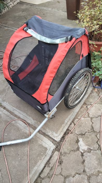 Vinde cărucior pt copii atașat la bicicleta