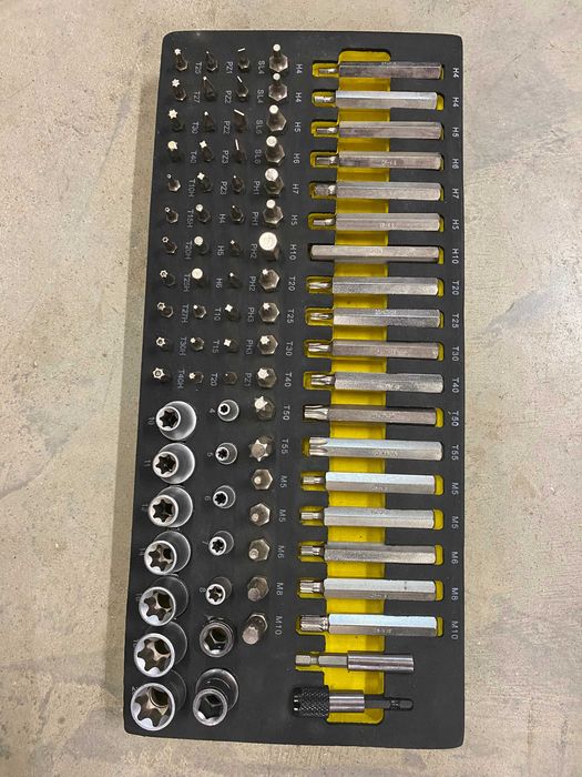 Подложка за количка с комплект накрайници и вложки 85 ч./Клещи к-т