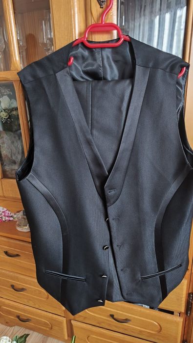 Costum negru nuntă