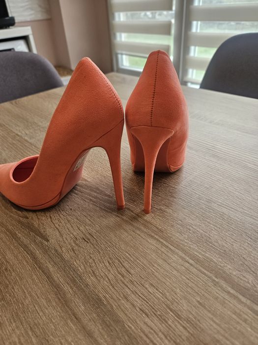 Обувки с ток цвят корал