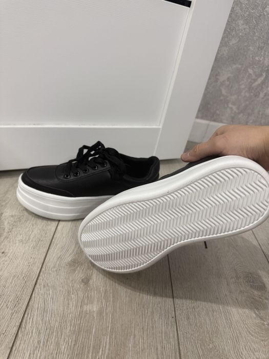 Крассовки черные новые