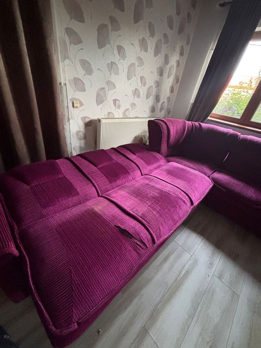 Canapea din catifea mov, necesita recondiționare  dimensiuni 225/270 cm