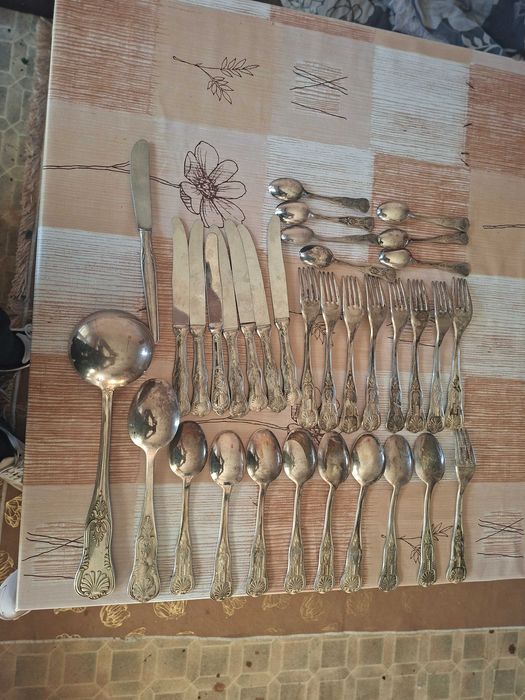 Продаава се посребрен комплект от 34 части