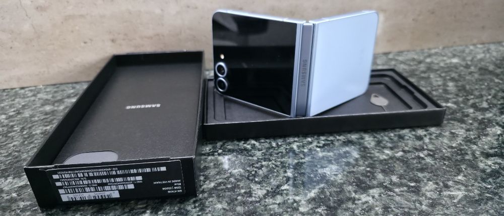Samsung Z Flip 6 12 GB 256 GB Blue NOU