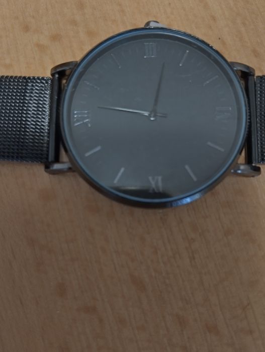 Стилен мъжки часовник с метална каишка.