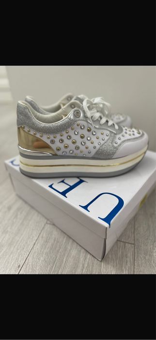 Продам кроссовки на платформе Guess