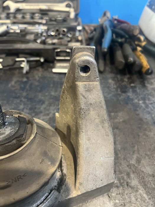 Подушка двигатель ауди 2.8