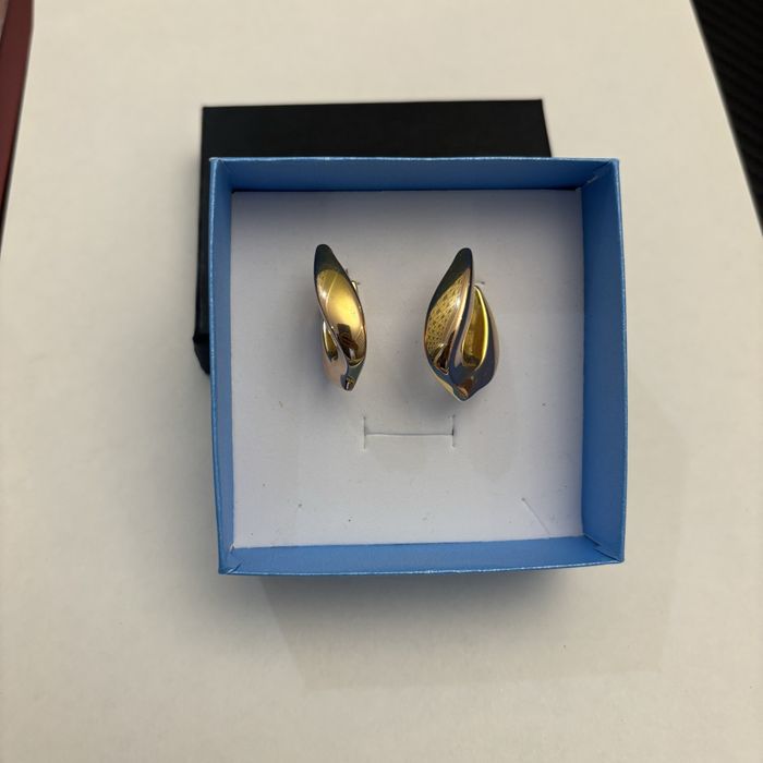 Продам золотые серьги