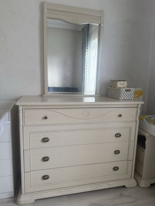 Шкаф и два комода с зеркалом