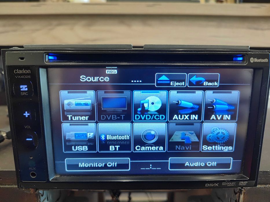 Висок клас Мултимедия Clarion VX402E Bluetooth / USB / AuX / CD / MP3