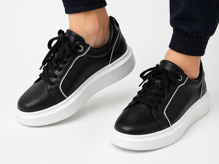 Кроссовки продаётся