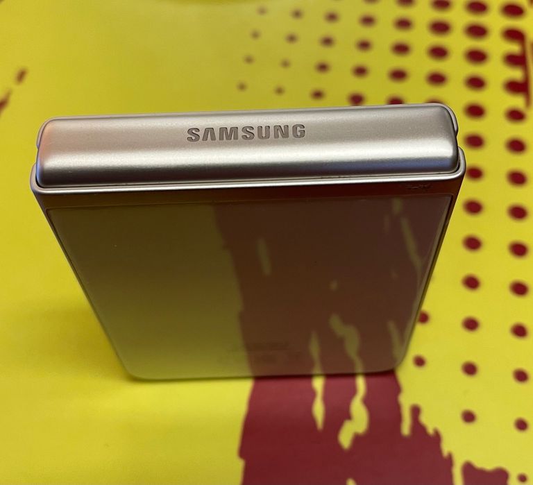 Samsung Z flip 3+подарък 4 чисто нови калъфа