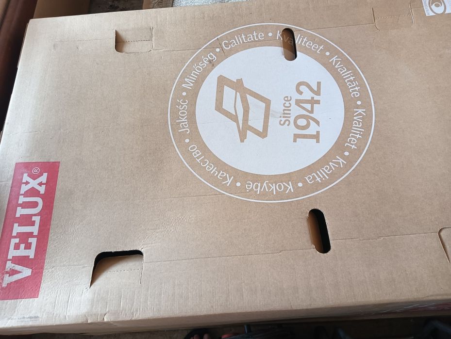 Geamuri Velux in cutii cu tot cu rama.Avem 4 geamuri de vânzare.Dimensiunea este 78/118 .3 straturi de sticla .Sunt făcute pe comanda.2500 bucata